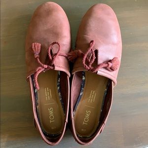 Tom’s Leather Flats